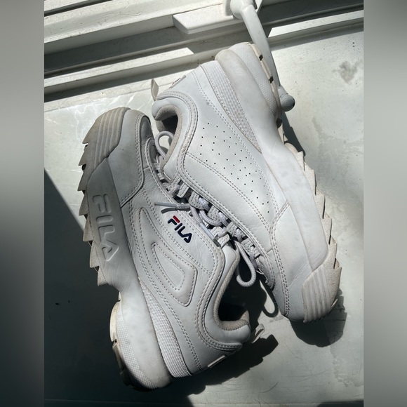 Size 8, White Women’s FILA disrupter II sneakers - Picture 3 of 5
